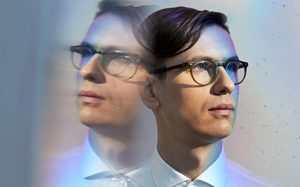 Vikingur Olafsson looking to the side