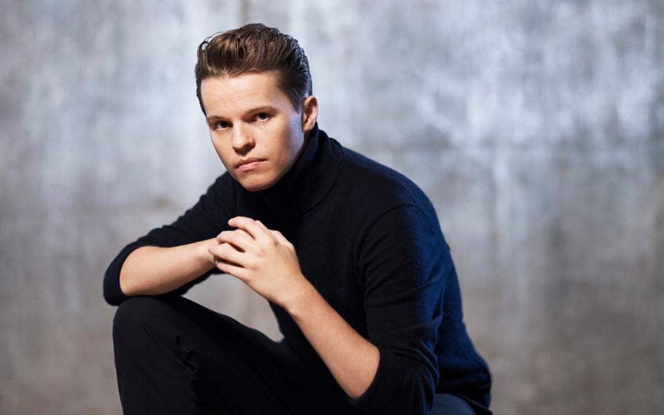 Headshot of conductor Adam Hickox